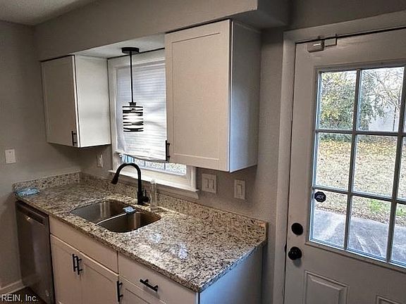 3rd image of 701 Thomas Cir