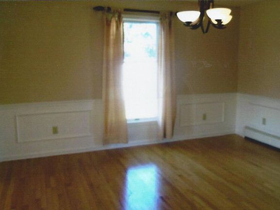 3rd image of 2 Chelsea Dr