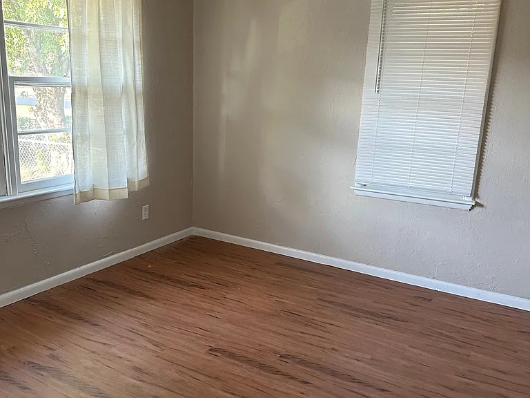 2504 SW 54th Pl — Photo 7