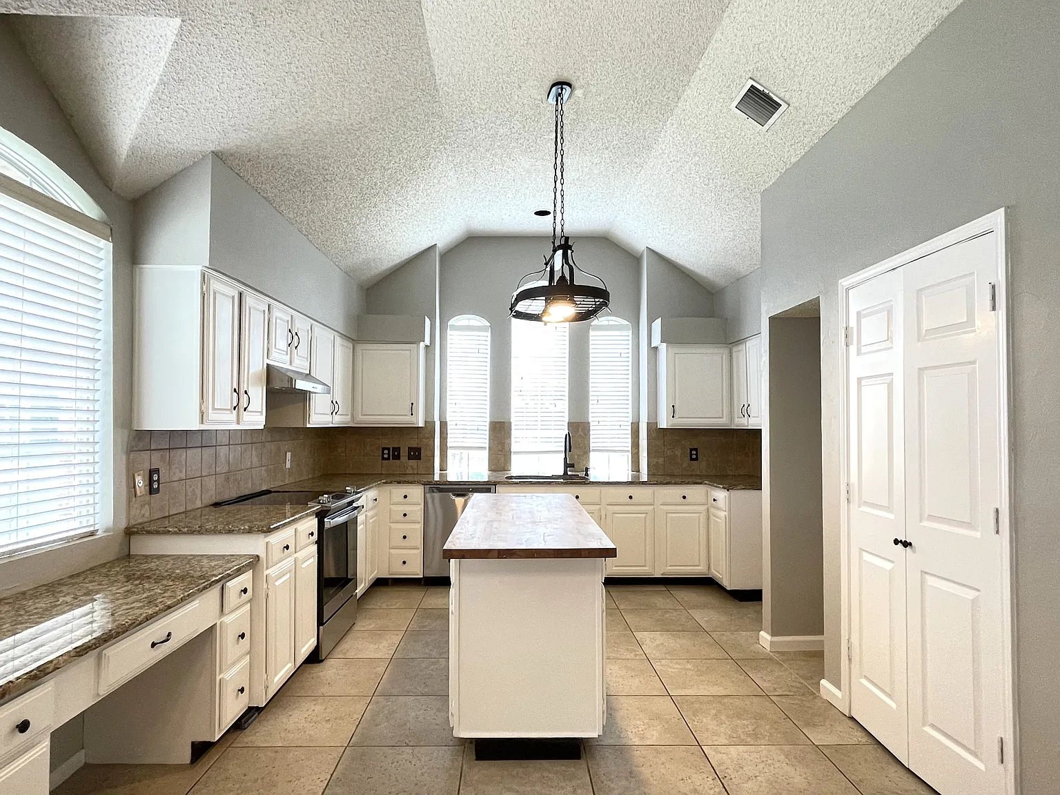 4 bed, 2281 sqft, $2,700 — Photo 4