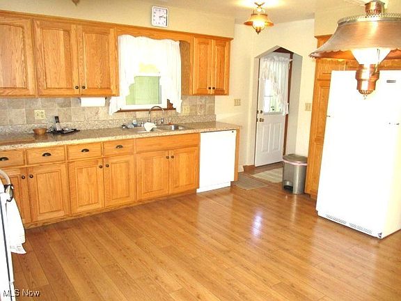 4th image of 2513 W Manor Ave