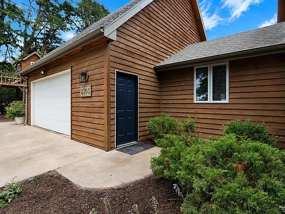 3rd image of 2303 Wildwood Ln
