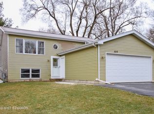 520 Santa Barbara Rd, Lakemoor, IL 60051