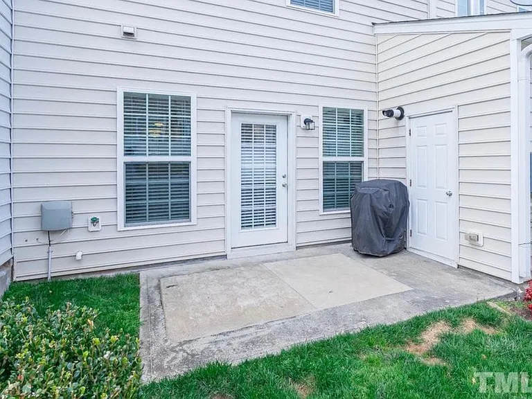 407 Stone Flower Ln — Photo 10