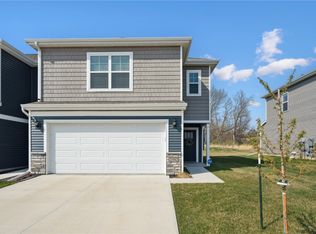 2592 Anne Ln, Hiawatha, IA 52233