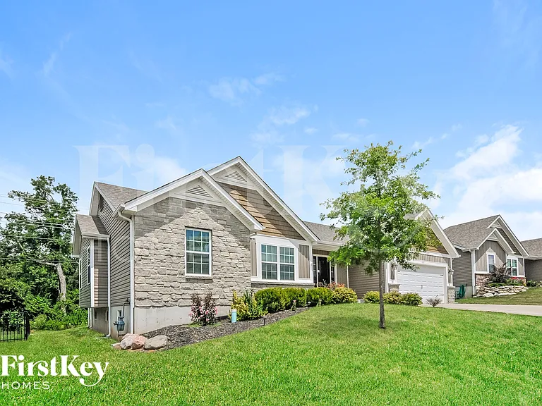 1811 Barclay Trail Dr — Photo 2