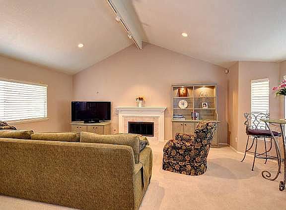 4th image of 691 Admiral Ct