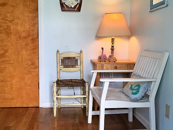Foyer with 2 coat closets