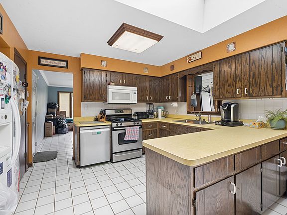 4th image of 934 Regent St