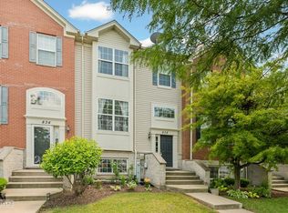 836 Lewisburg Ln, Aurora, IL 60504