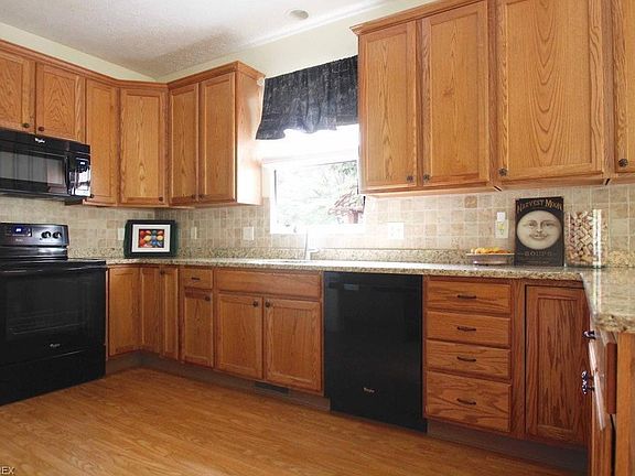 3rd image of 32924 Titus Hill Ln
