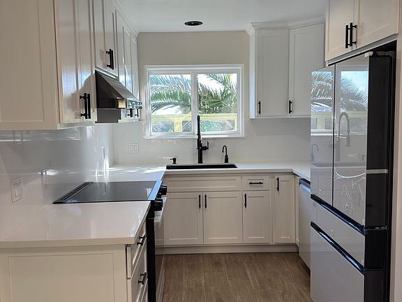 2nd image of 568 Lomas Santa Fe Dr