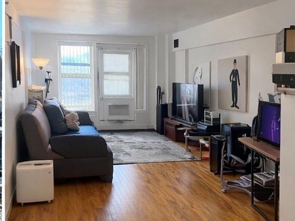 4th image of 2035 E 7th St APT 3J