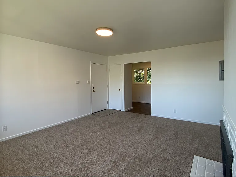 1br/1ba Charmer! Bay Views And Parking! Laundry On-Site! Balcony! Progressive — Photo 6