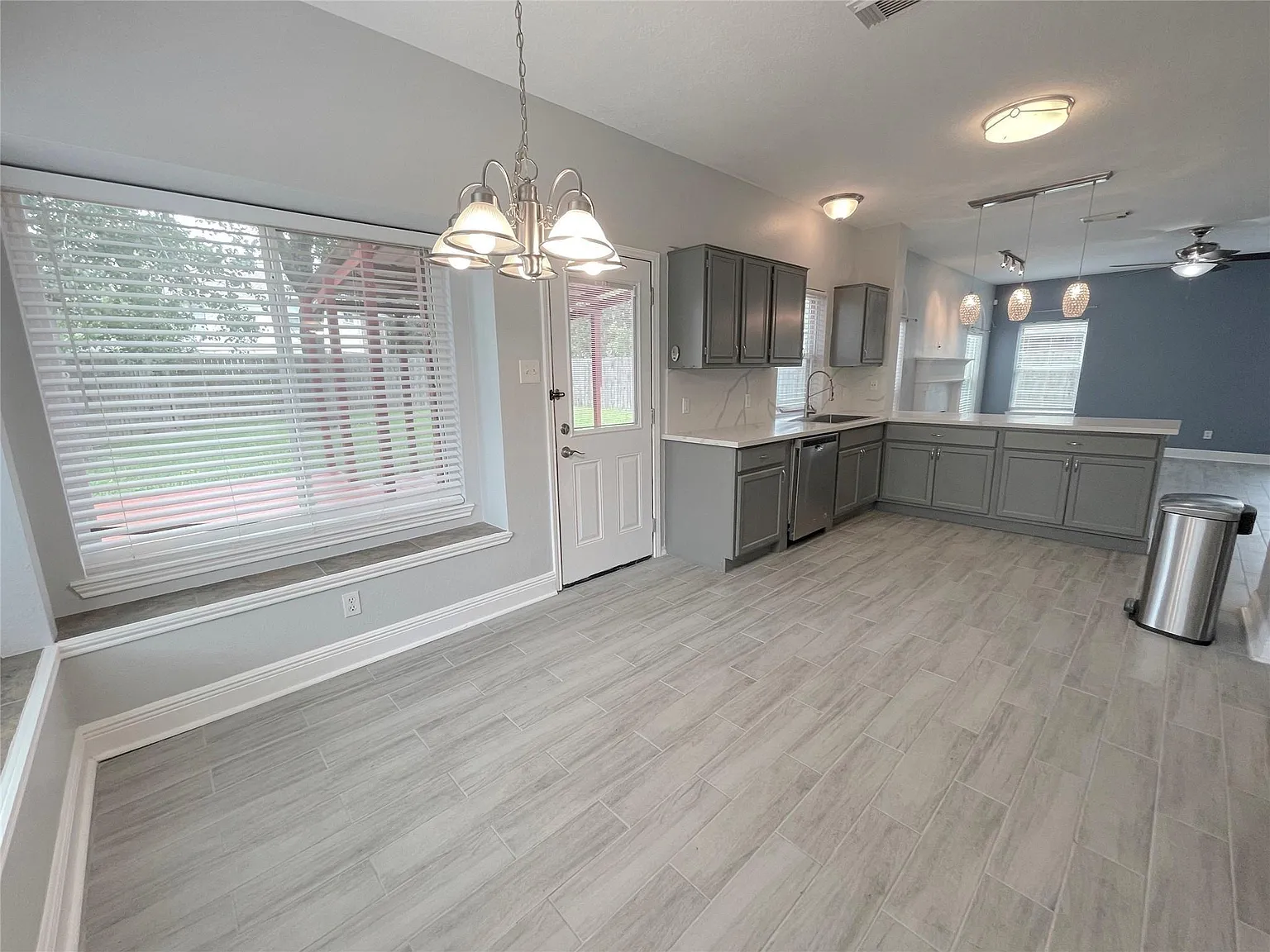 4 bed, 2.5 bath, 2242 sqft, $2,400 — Photo 3