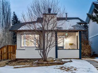 27 E Bedfield Close NE, Calgary, AB T3K 3L3