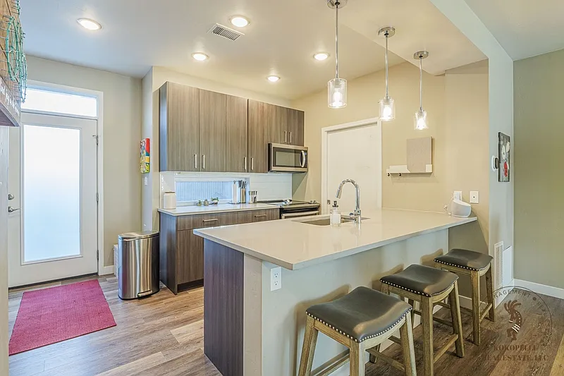 2 bed, 2.5 bath, 1600 sqft, $2,000 — Photo 3