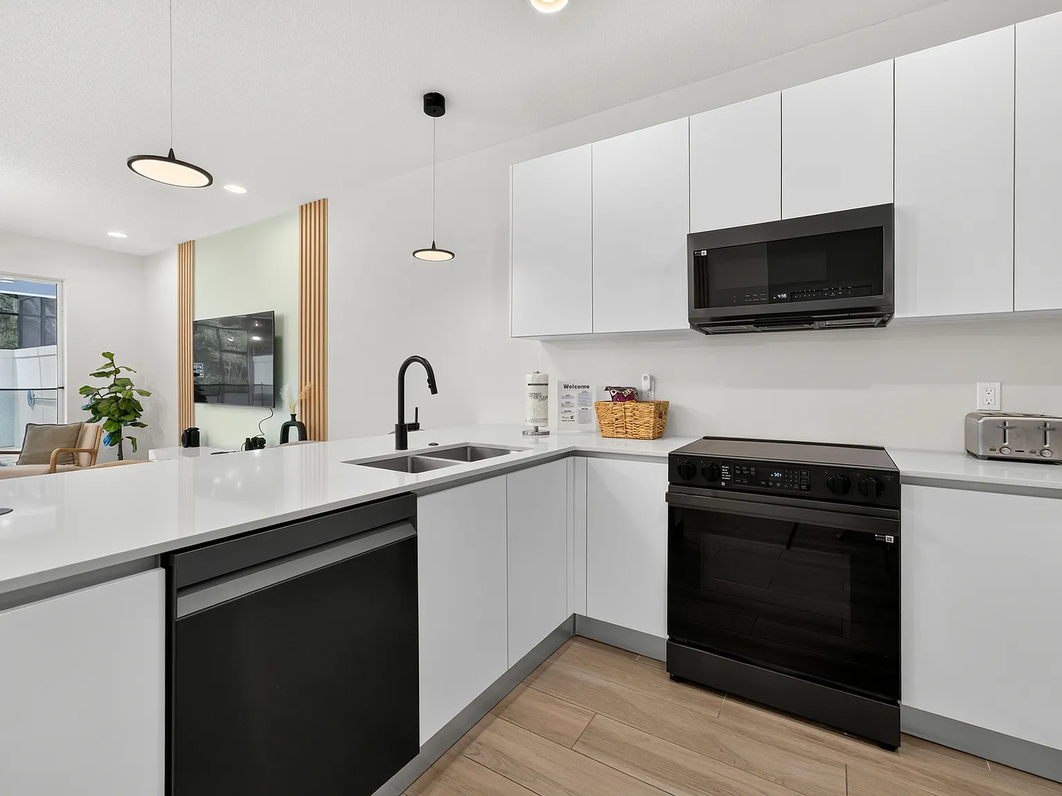 4 bed, 2264 sqft, $2,900 — Photo 2