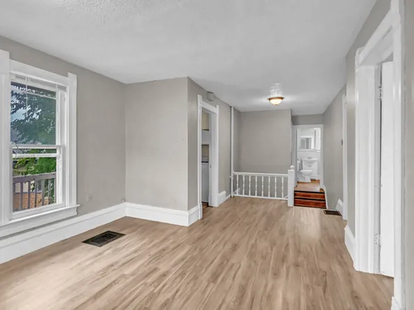 1120 1/2 Washington St, Cedar Falls, IA