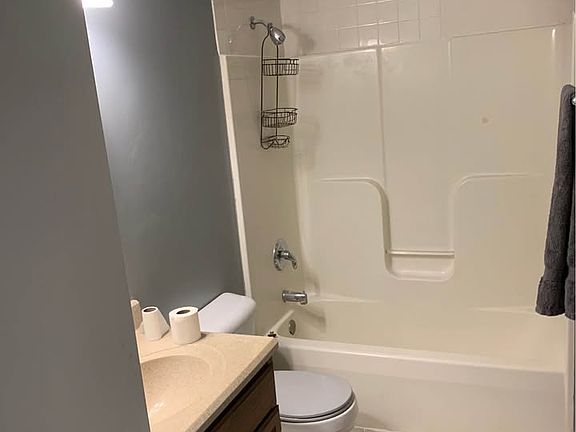 bathroom with tub