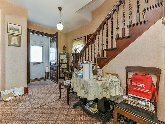 4th image of 19 Stonehurst St