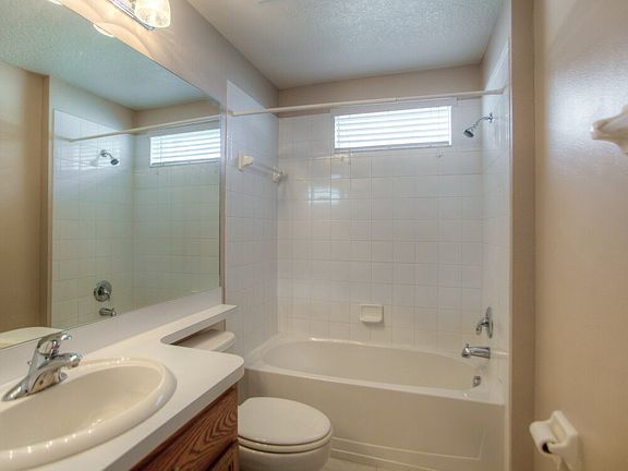 3rd image of 4253 Balmoral Ct
