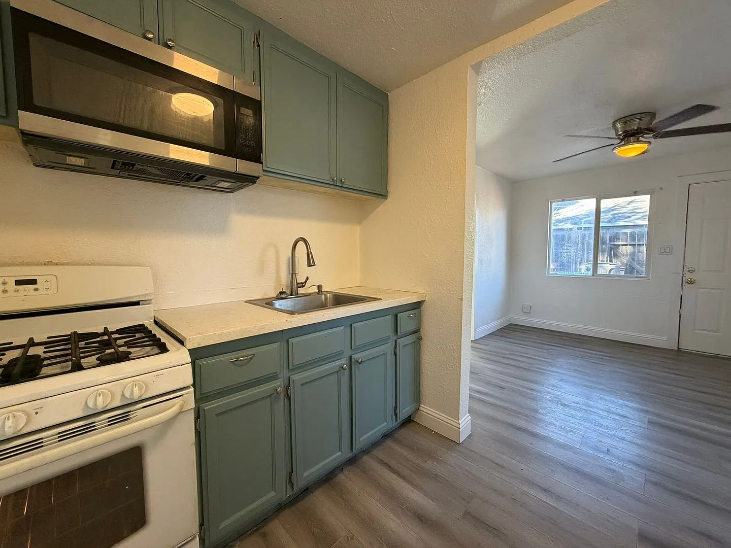 Available For Immediate Move in! Cute and Cozy One Bedroom! Apply Today! — Photo 3