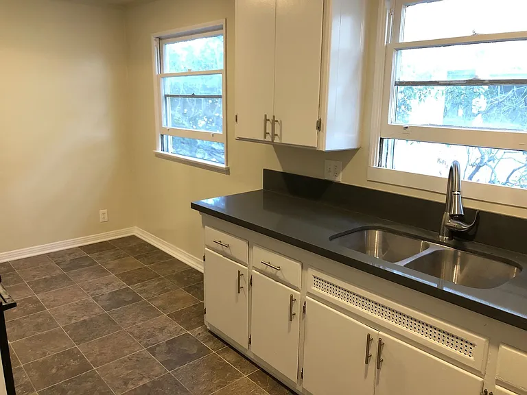 621 Midvale Avenue — Photo 28