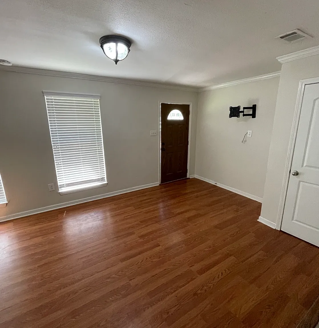 3 bed, 1200 sqft, $1,350 — Photo 2