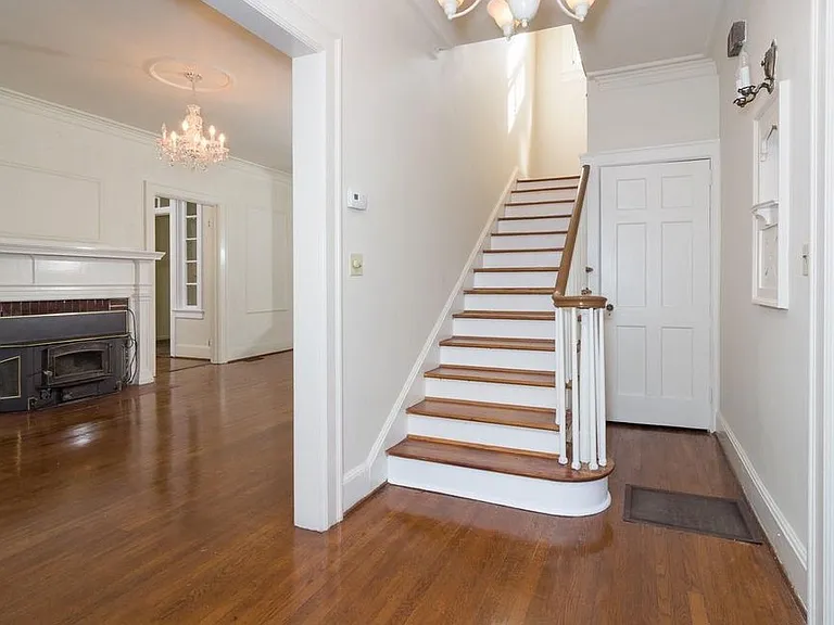 1224 Fairview Dr — Photo 2
