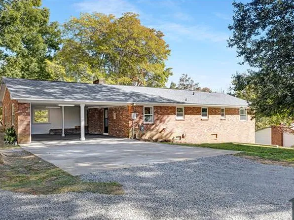 4420 Chebar Dr, Pfafftown, NC 27040