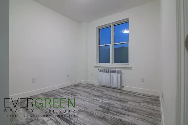 Rented by Evergreen Apartments BK | media 7