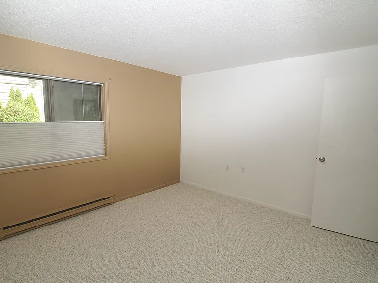 15 Hawthorne Cir #15 — Photo 10