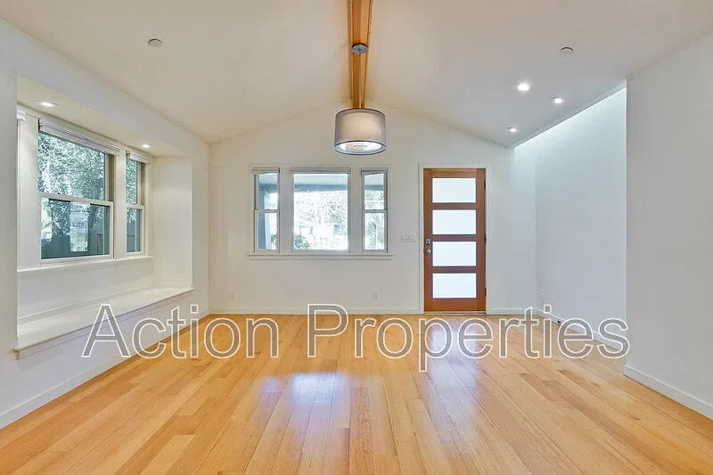 4 bed, 3.5 bath, 2205 sqft, $11,600 — Photo 2