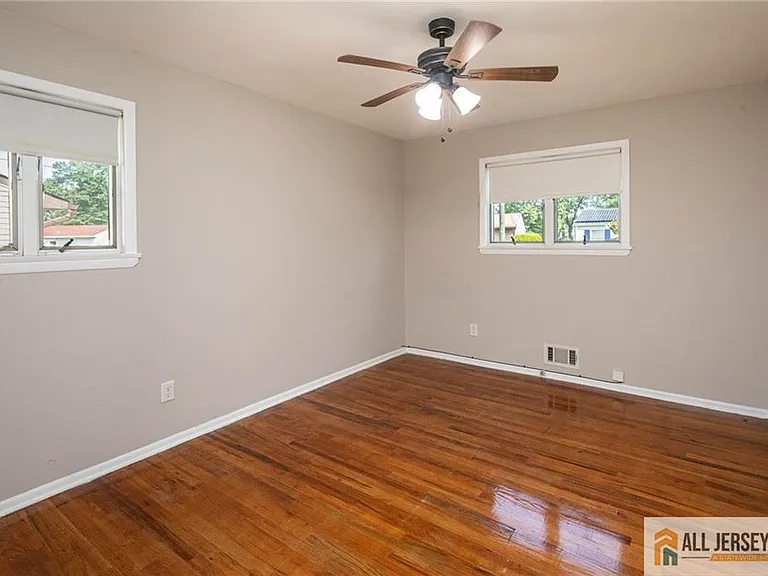 10 Eardley Rd — Photo 16