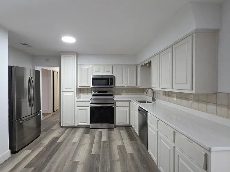2713 Wallin Dr — Photo 5