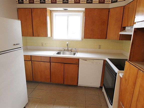 5th image of 122 Mansfield Ave