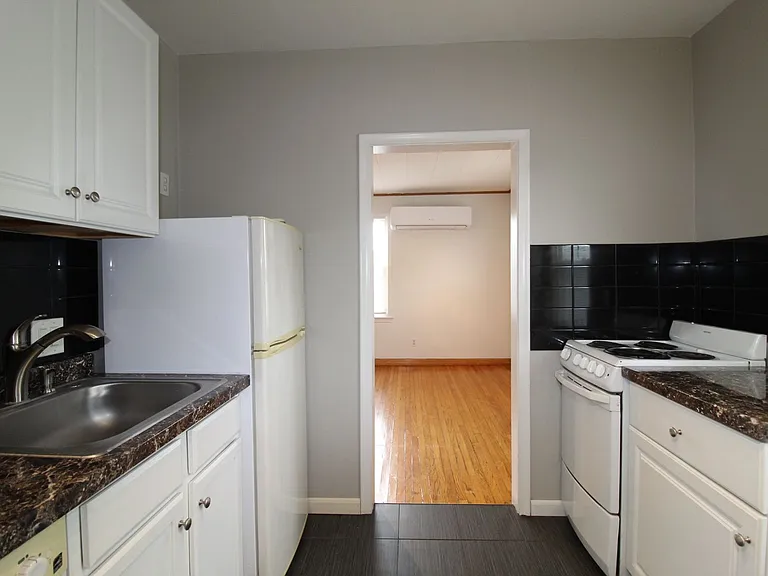1312 W 39th St #2 — Photo 8
