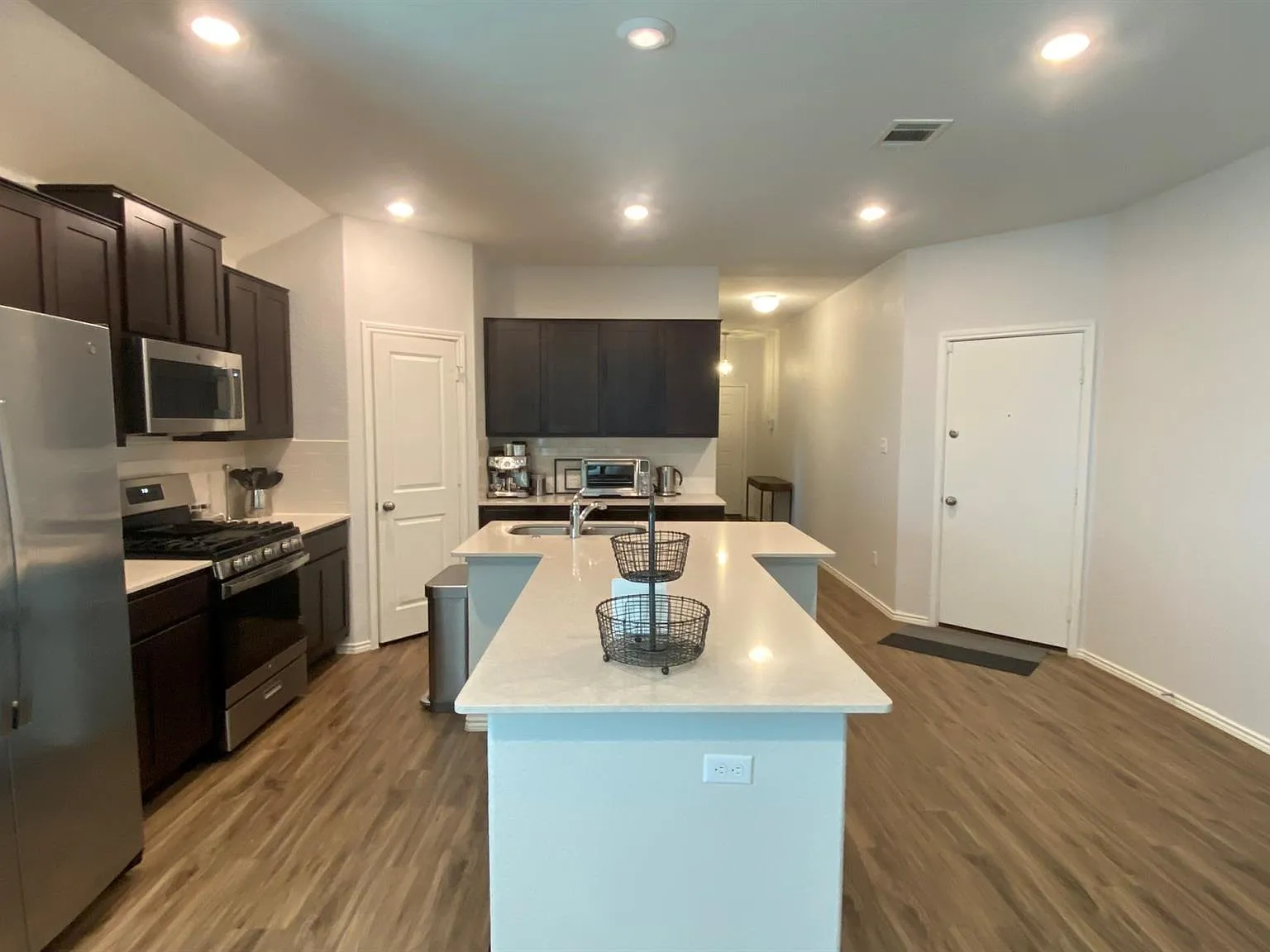 4 bed, 3.0 bath, 2015 sqft, $3,500 — Photo 4