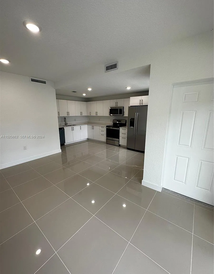 4 bed, 3.5 bath, 1398 sqft, $2,900 — Photo 1