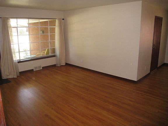Front/living room, now with white 2-inch blinds