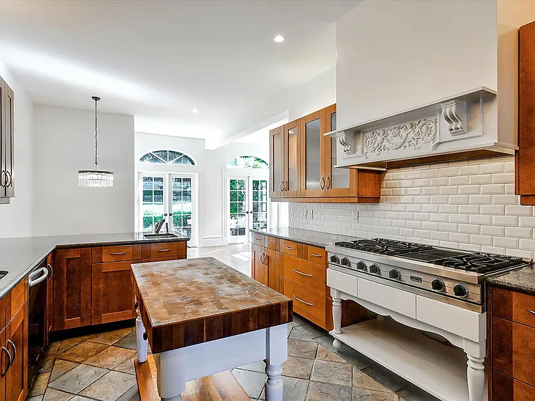 525 Liberty St — Photo 10
