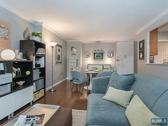 5th image of 2077 Center Ave #4B