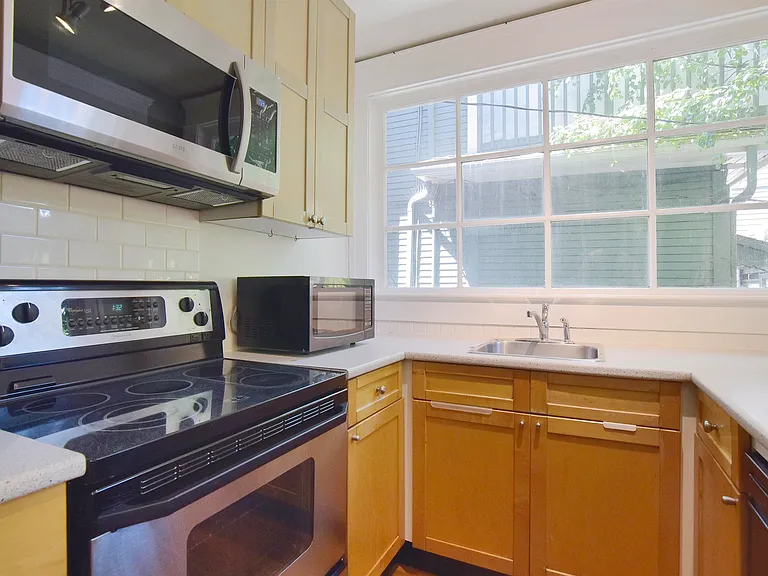 1517 Comox St #1 — Photo 14