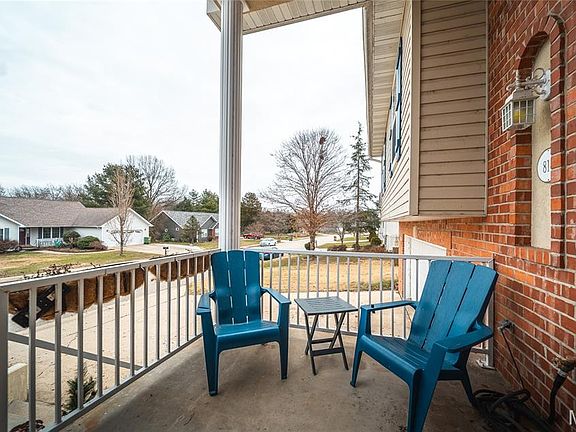 3rd image of 814 Oxford Dr
