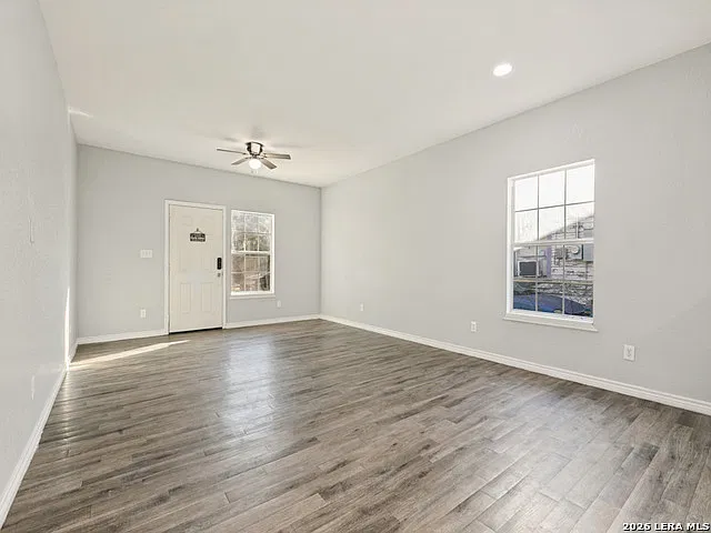 3 bed, 2.0 bath, 1050 sqft, $1,300 — Photo 2