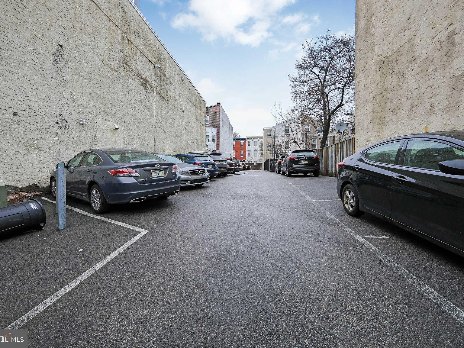 1 bed, 1.5 bath, 870 sqft, $2,200 — Photo 2