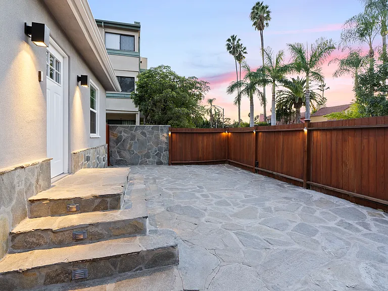 1712 N Ogden Dr — Photo 16