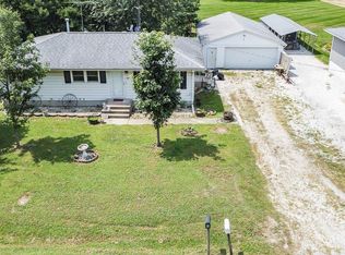 945 6th St, Carrollton, IL 62016