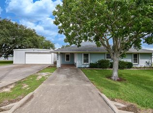 748 W Bayshore Dr, Palacios, TX 77465